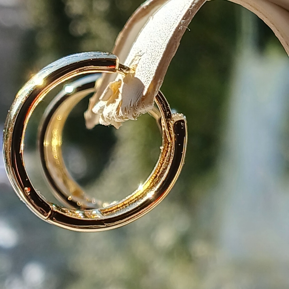 Beautiful 18K Gold Filled Wedding Band Style Hoop Earrings - Picture 6 of 8